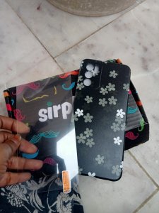 Back ka finish glossy hai jo premium feel deta hai, aur scratches se bhi kaafi protection mil rahi hai ?️
Daily use ke liye ekdum perfect cover laga mujhe ?